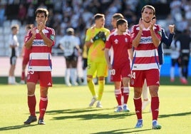 Los futbolistas del Granada agradecen a sus aficionados desplazados el apoyo en Burgos.