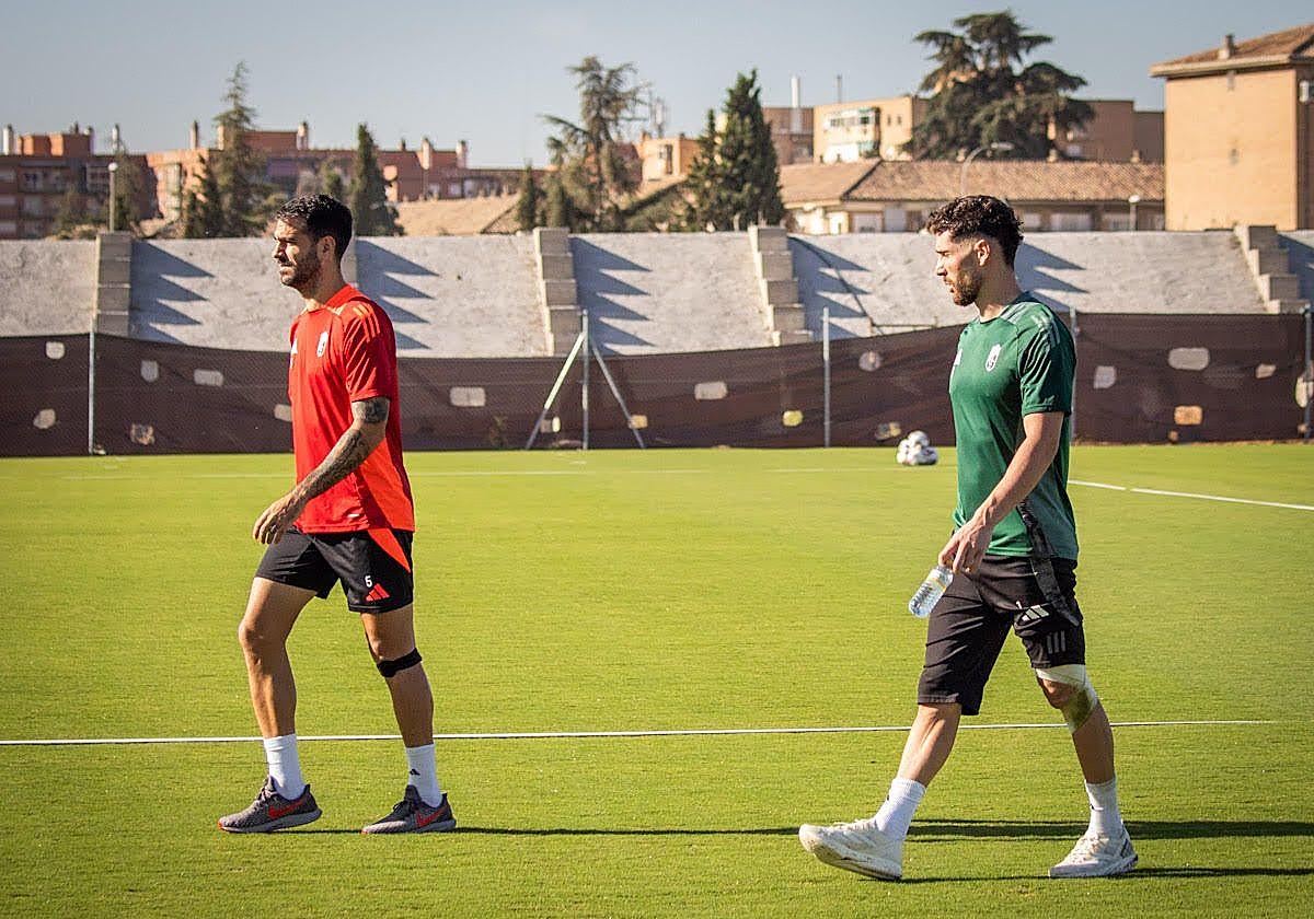 Insua y Zidane se marchan tras la charla técnica.