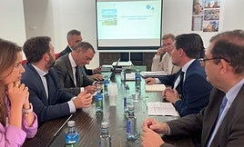 Imagen de la reunión en la que han participado el director general de Andalucía TRADE Antonio Castro y el alcalde de La Carolina Cristóbal Pérez
