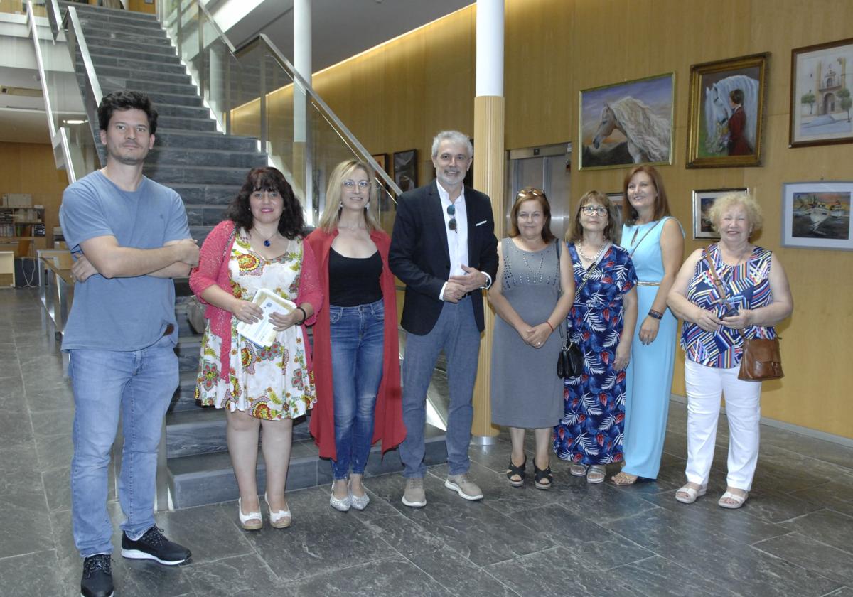 El alcalde de Órgiva, Raúl Orellana, junto a varios de los artistas