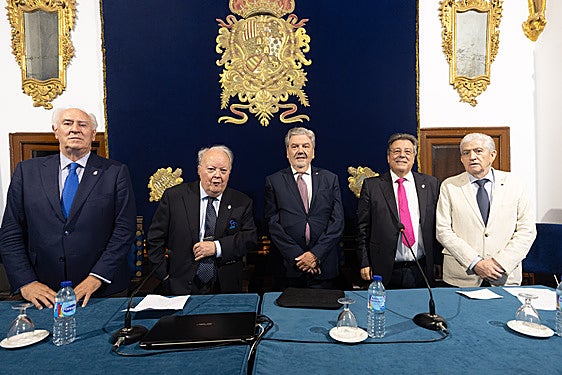 Jorge Rodríguez-Zapata, en el centro, junto a miembros del Club de la Constitución, ayer en Granada.