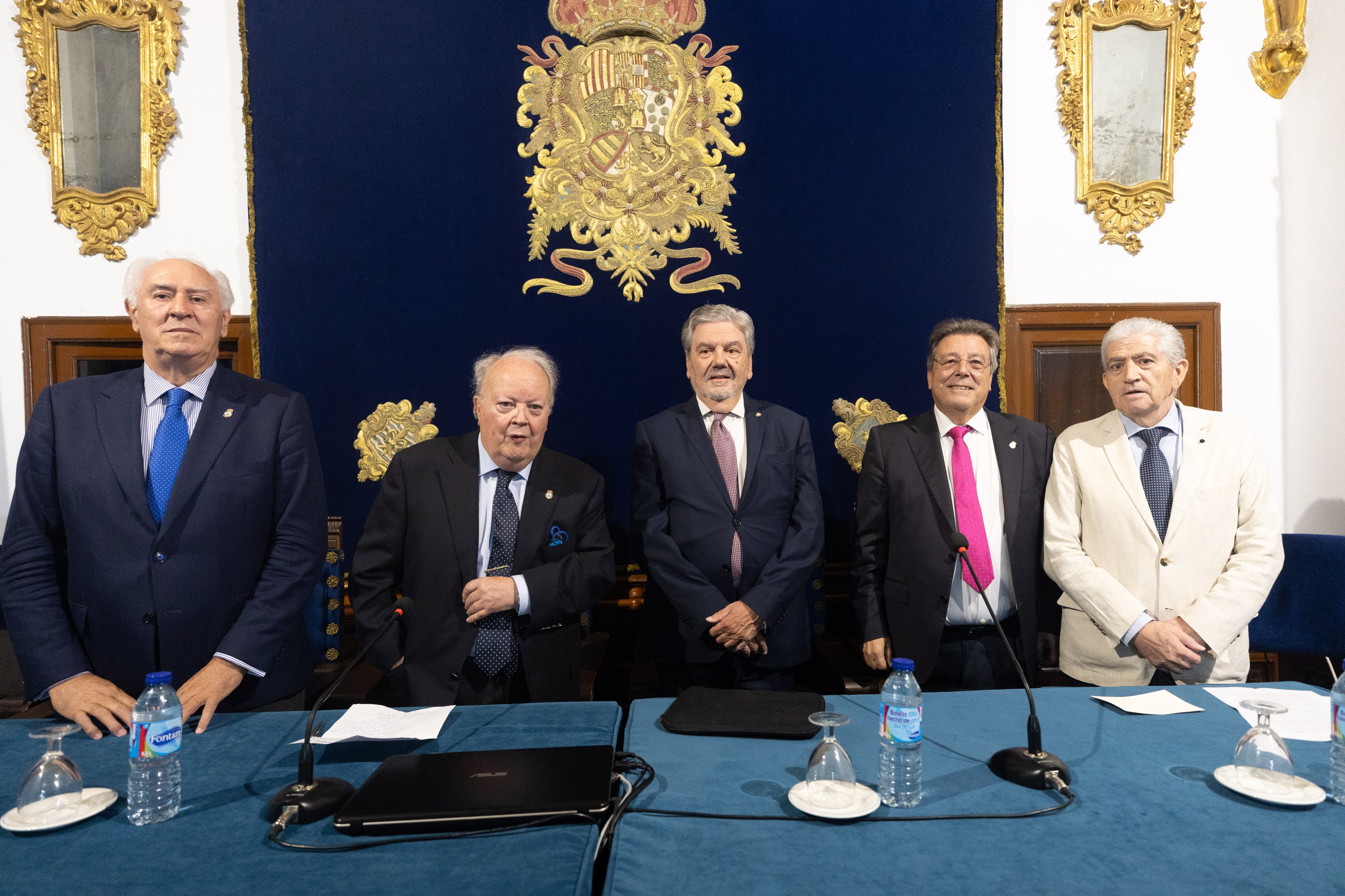 Jorge Rodríguez-Zapata, en el centro, junto a miembros del Club de la Constitución, ayer en Granada.