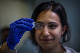 Una investigadora con una muestra de córnea artificial.