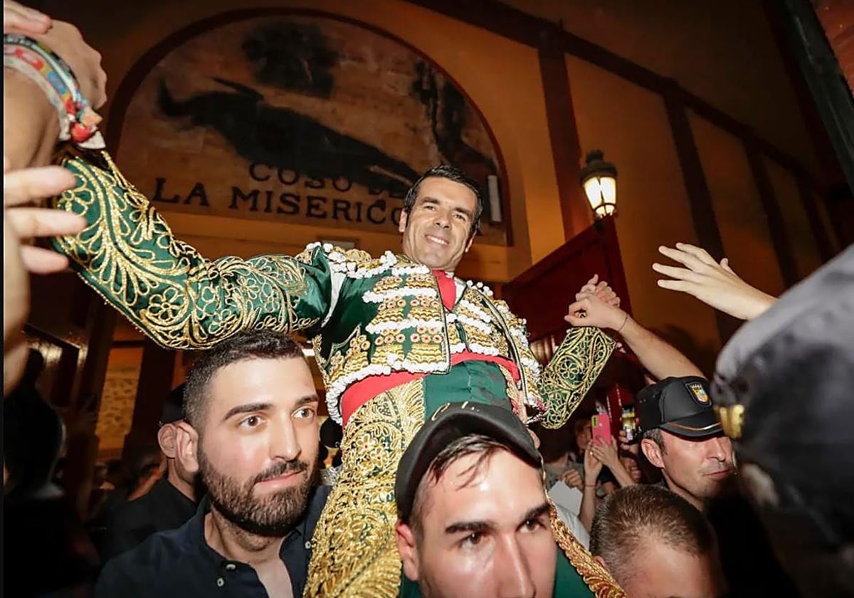 Emilio de Justo sale por la puerta grande en un festejo anterior