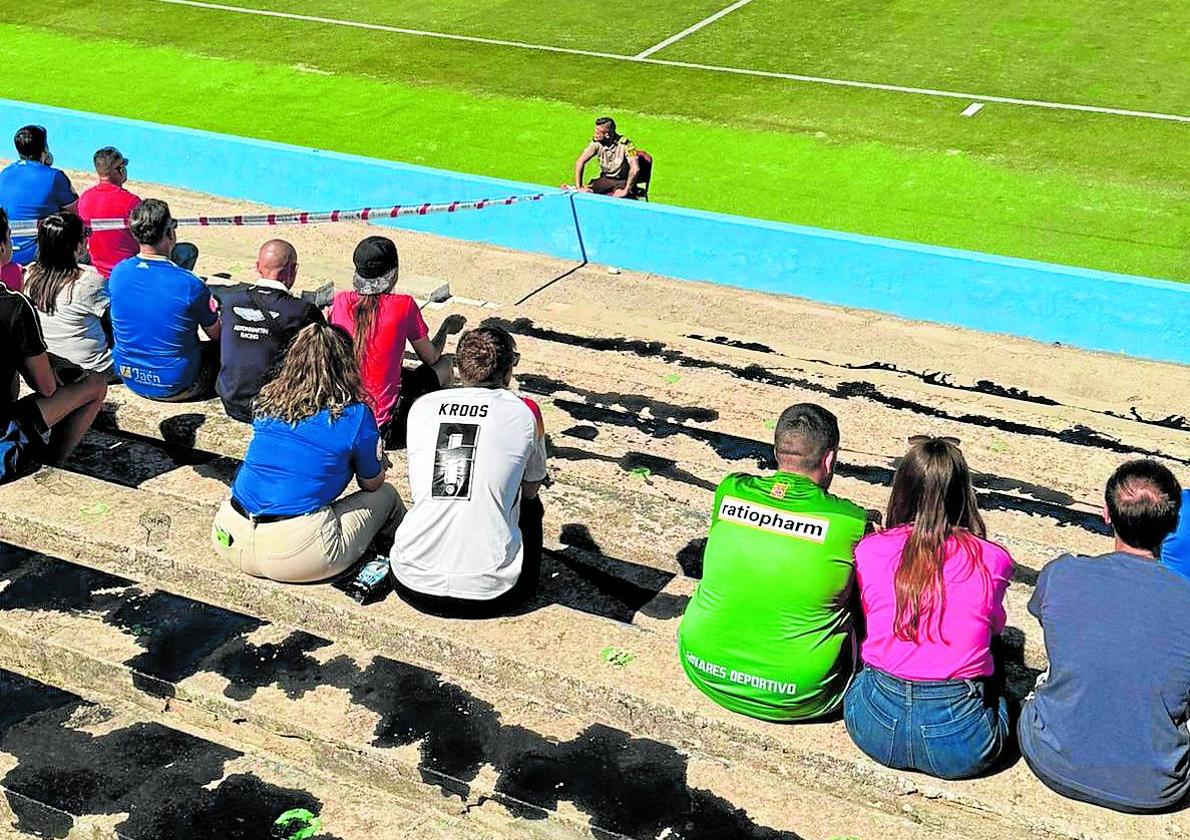 Aspecto de las gradas de Linarejos manchadas de aceite de motor ante el San Fernando.