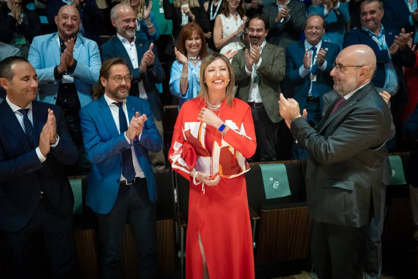 Victoria Eugenia Pineda recibe los aplausos de los asistentes al congreso, tras ser designada presidenta.