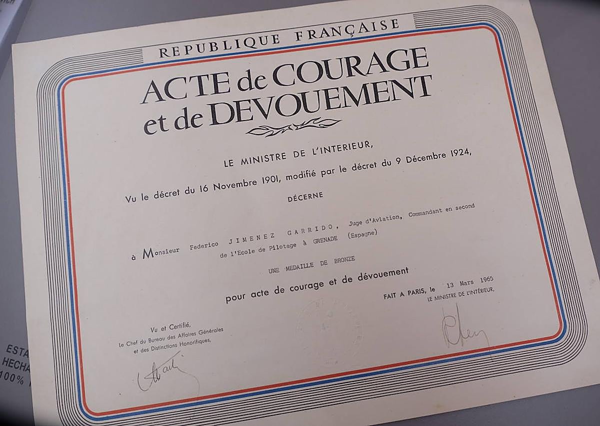 Imagen secundaria 1 - Entrega de medallas, diploma y detalle de medalla del comandante Federico Jiménez.