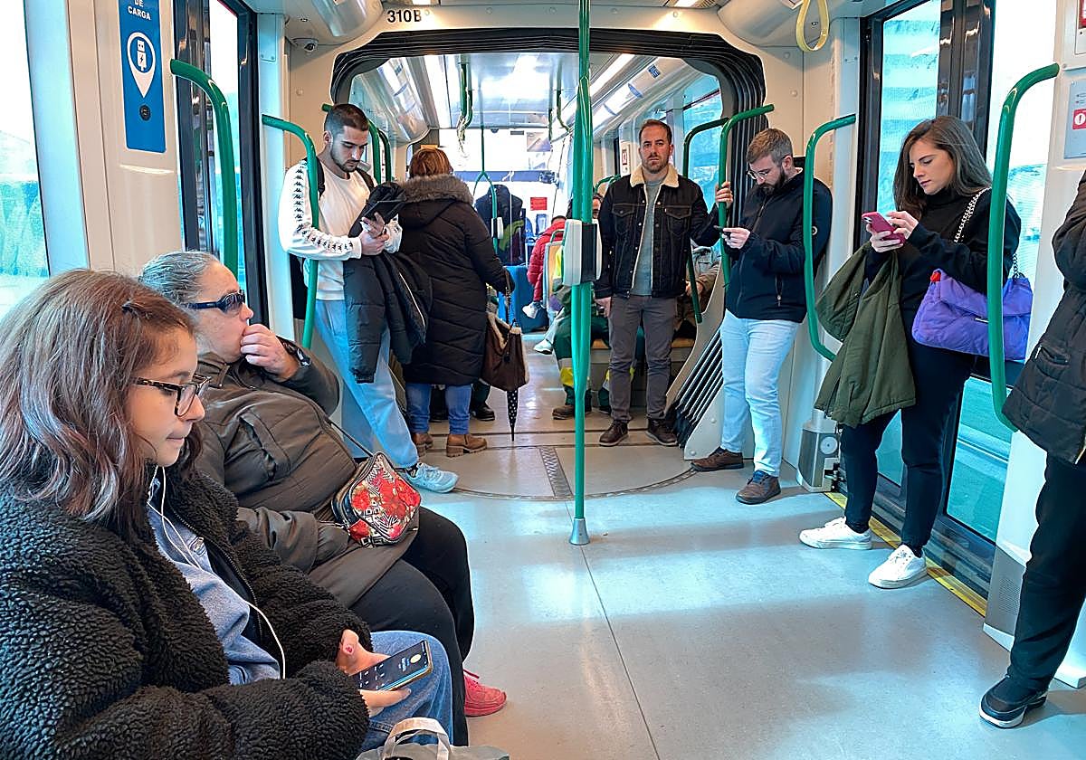 Usurarios en el metro de Granada