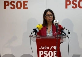 La concejala socialista, África Colomo, durante la rueda prensa.