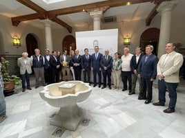 El consejero de Agricultura con autoridades y representantes de las organizaciones agrarias, en la presentación del aforo.