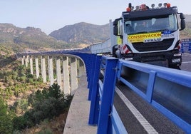 Trabajos de conservación en un puente de Despeñaperros.