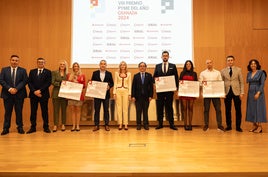 Representantes de las firmas distinguidas en los galardones y de las instituciones y empresas organizadoras posan al final del acto.