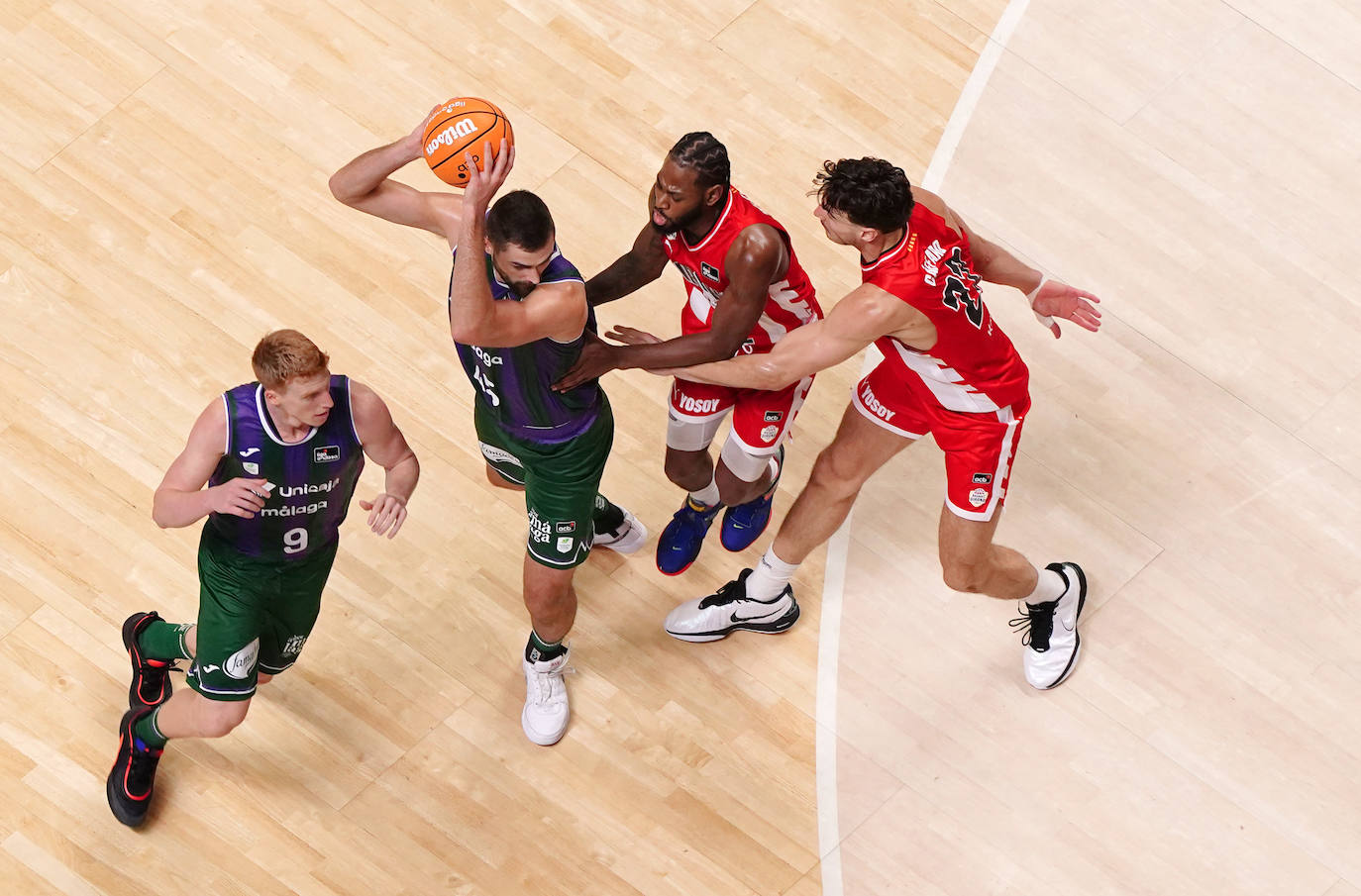 Un momento del Unicaja-Girona, con Kravish, el del balón, Alberto Díaz, Durham y Caffaro.