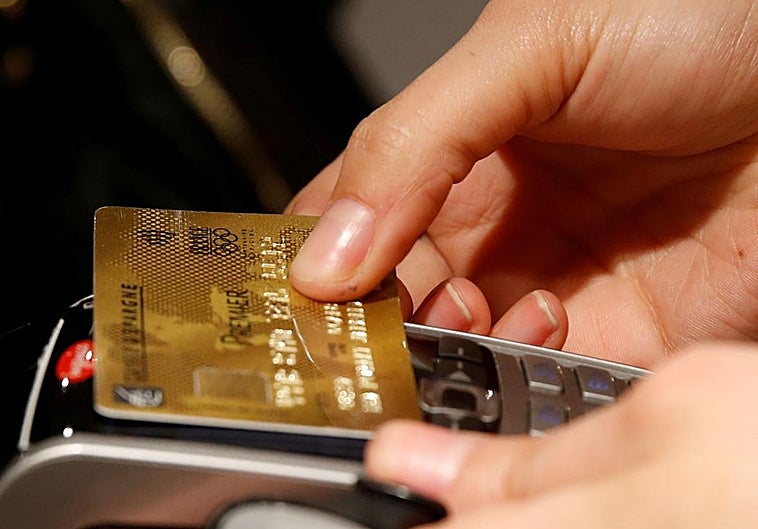 Un experto avisa dpor el uso de las tarjetas de débito.