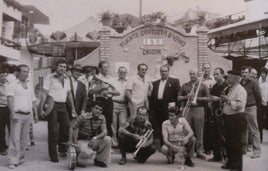 Autoridades y vecinos de Cádiar junto a la Fuente del Vino durante la feria de 1980.