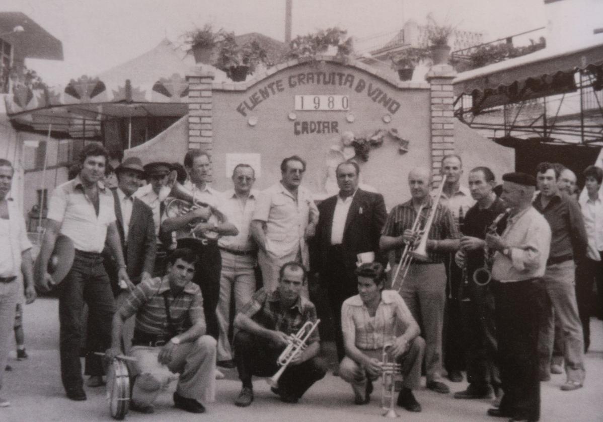 Autoridades y vecinos de Cádiar junto a la Fuente del Vino durante la feria de 1980.