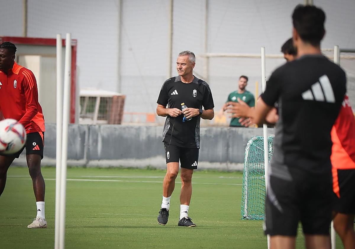 Fran Escribá observa a sus futbolistas durante uno de sus primeros entrenamientos.