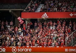 Integrantes de la extinta grada de animación 1931 en Los Cármenes.