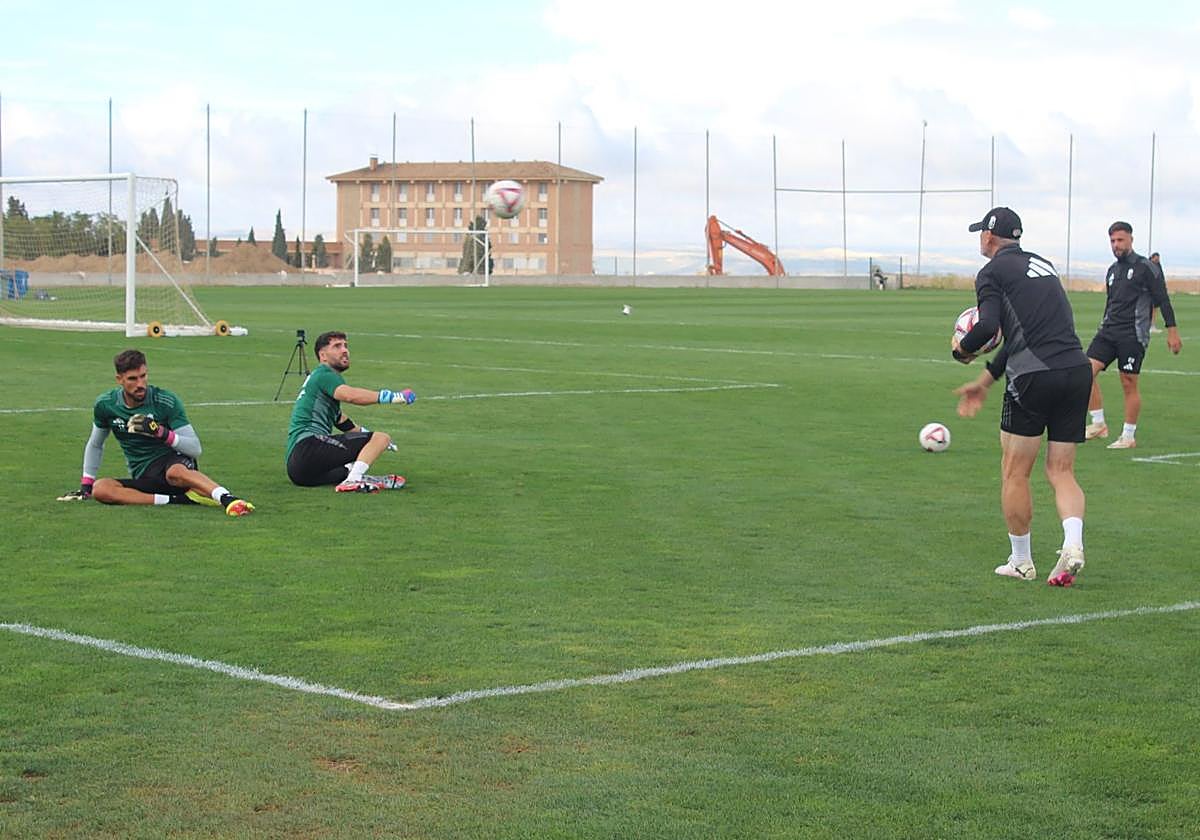 Luca Zidane realiza un ejercicio desde el suelo junto a Marc Martínez.