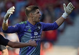 Raúl Fernández celebra una parada en Anduva.
