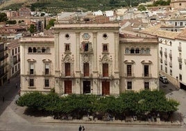 Fachada principal del Ayuntamiento de Jaén.