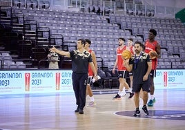 Pablo Pin da instrucciones en el Palacio junto a 'Zamo' Fernández.