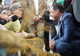El presidente de la Junta se interesa por la artesanía del esparto en Tierra Adentro.