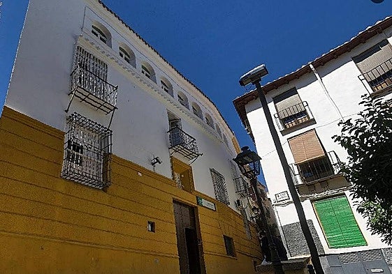 Exterior del Centro de Protección de Menores Carmen de Michelena, en la plaza de los Naranjos.