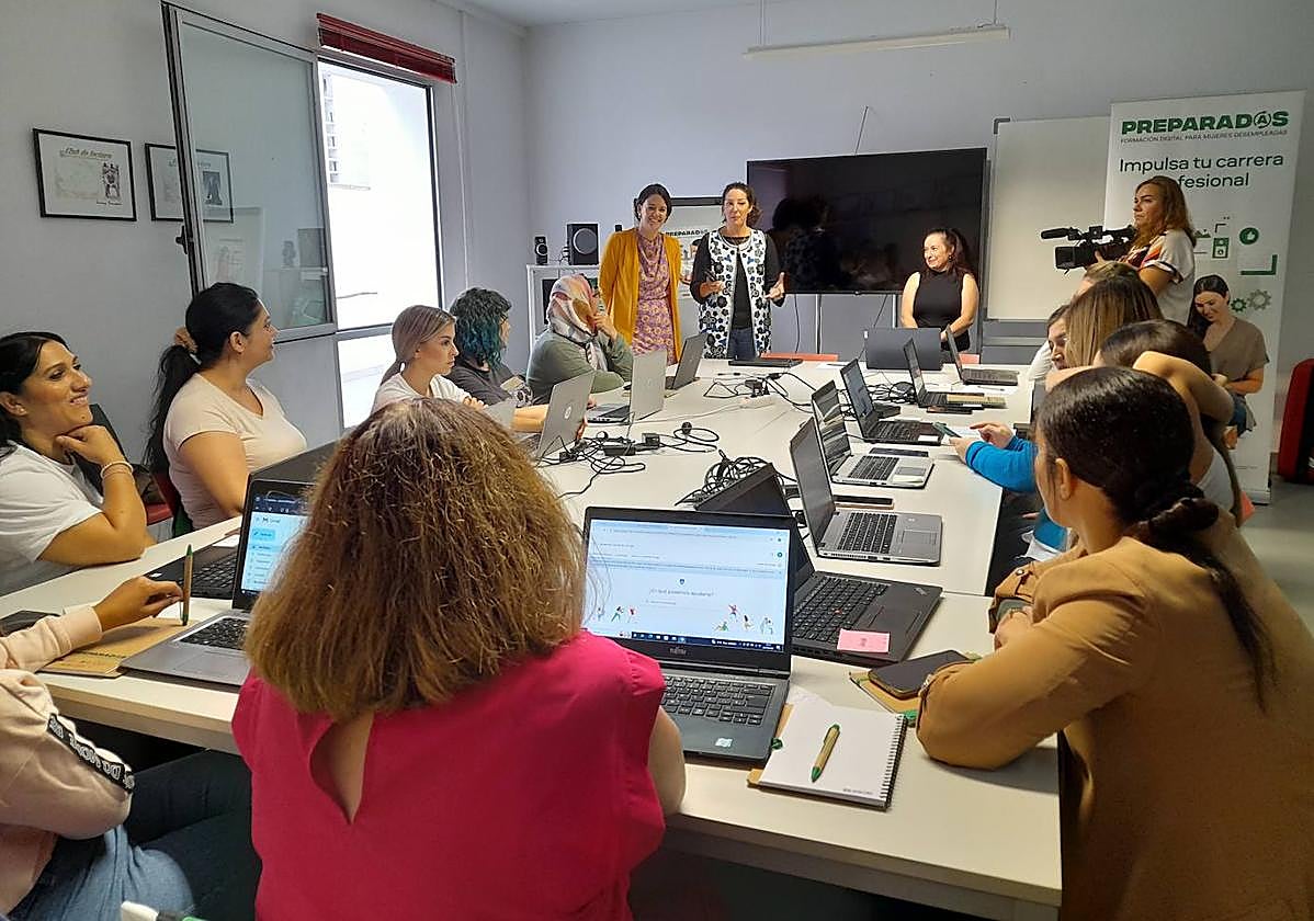 La delegada de Empleo y la edil de Asuntos Sociales de Jaén, con alumnas de un curso.