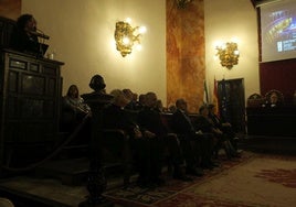 Pilar Aranda, a la izquierda, durante su discurso en el Paraninfo de Derecho.