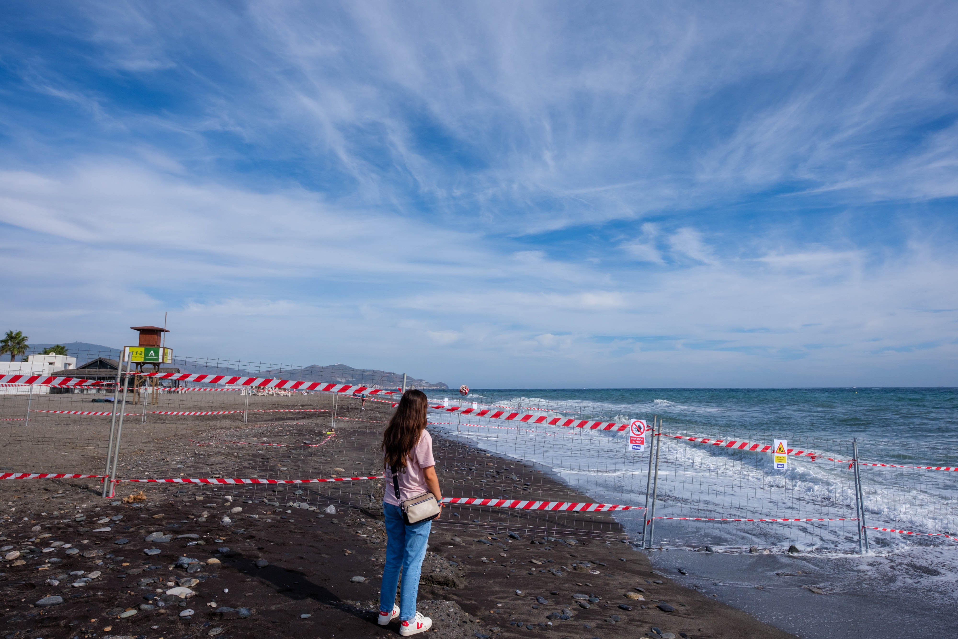 Zona vallada en Playa Granada para el comienzo de las obras del espigón.