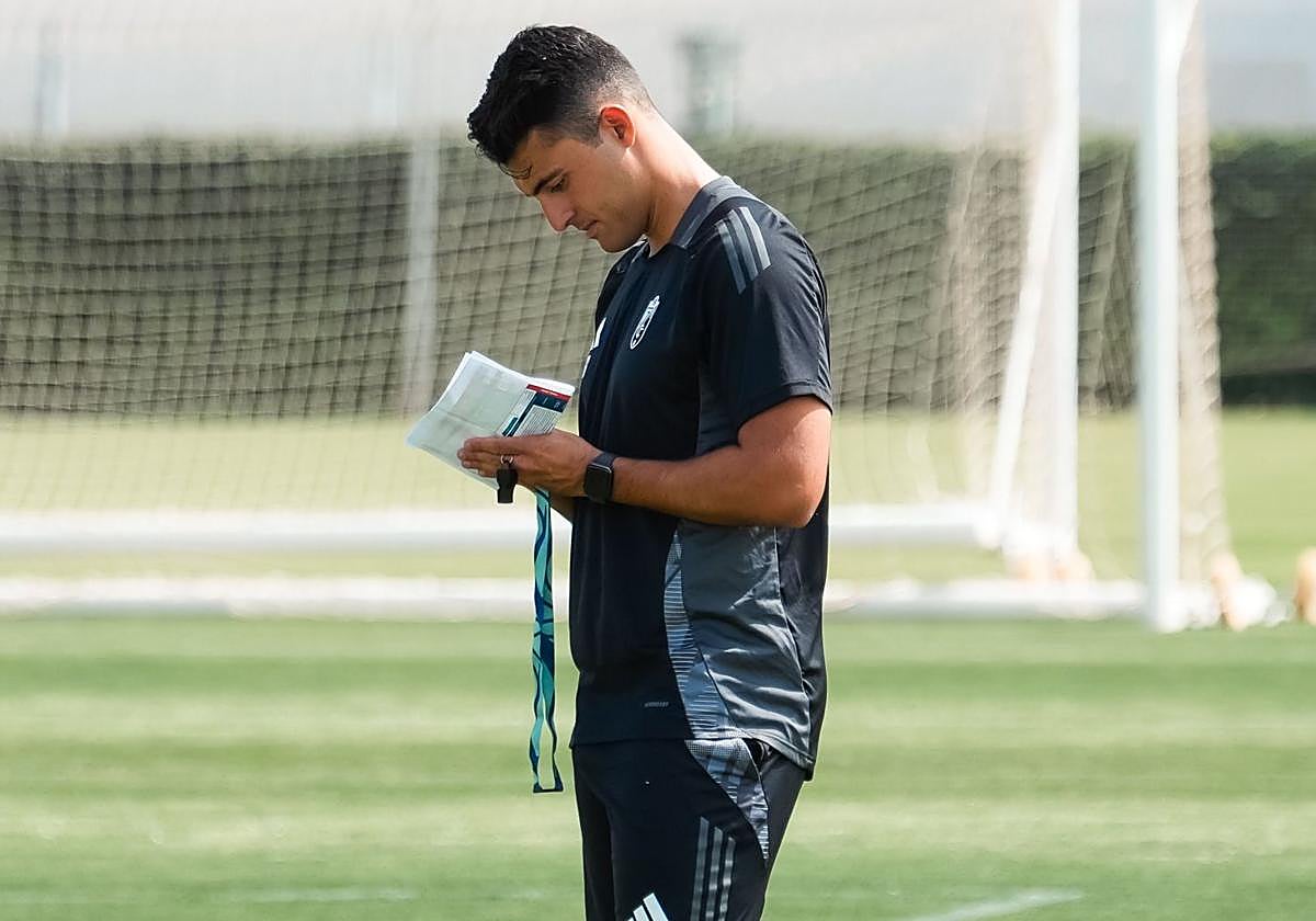 Arturo Ruiz toma notas durante un entrenamiento del Granada femenino.