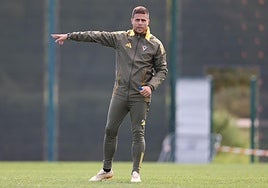 Alessio Lisci da indicaciones durante un entrenamiento de esta semana.