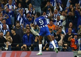 Samu Omorodion celebra uno de sus dos goles al Manchester United.