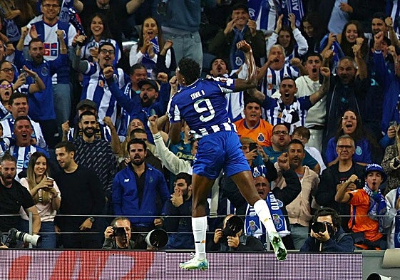 Samu Omorodion celebra uno de sus dos goles al Manchester United.