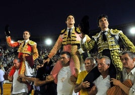 Los tres toreros salen a hombros del coso de la ciudad de Úbeda.