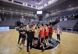 Los jugadores del Covirán se animan en el centro del Palacio de los Deportes de cara al estreno ante la afición.