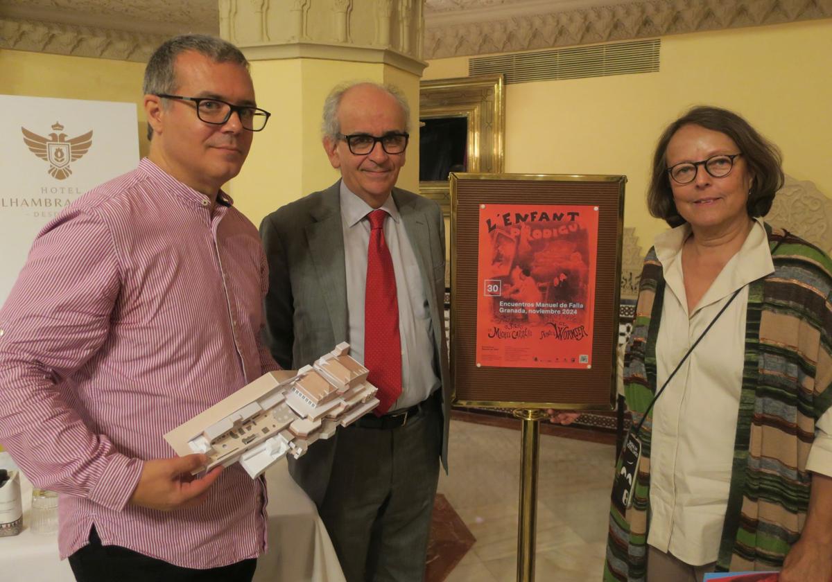 Fernando Jiménez Parras, Paolo Pinamonti y Elena García de Paredes, tras la presentación.