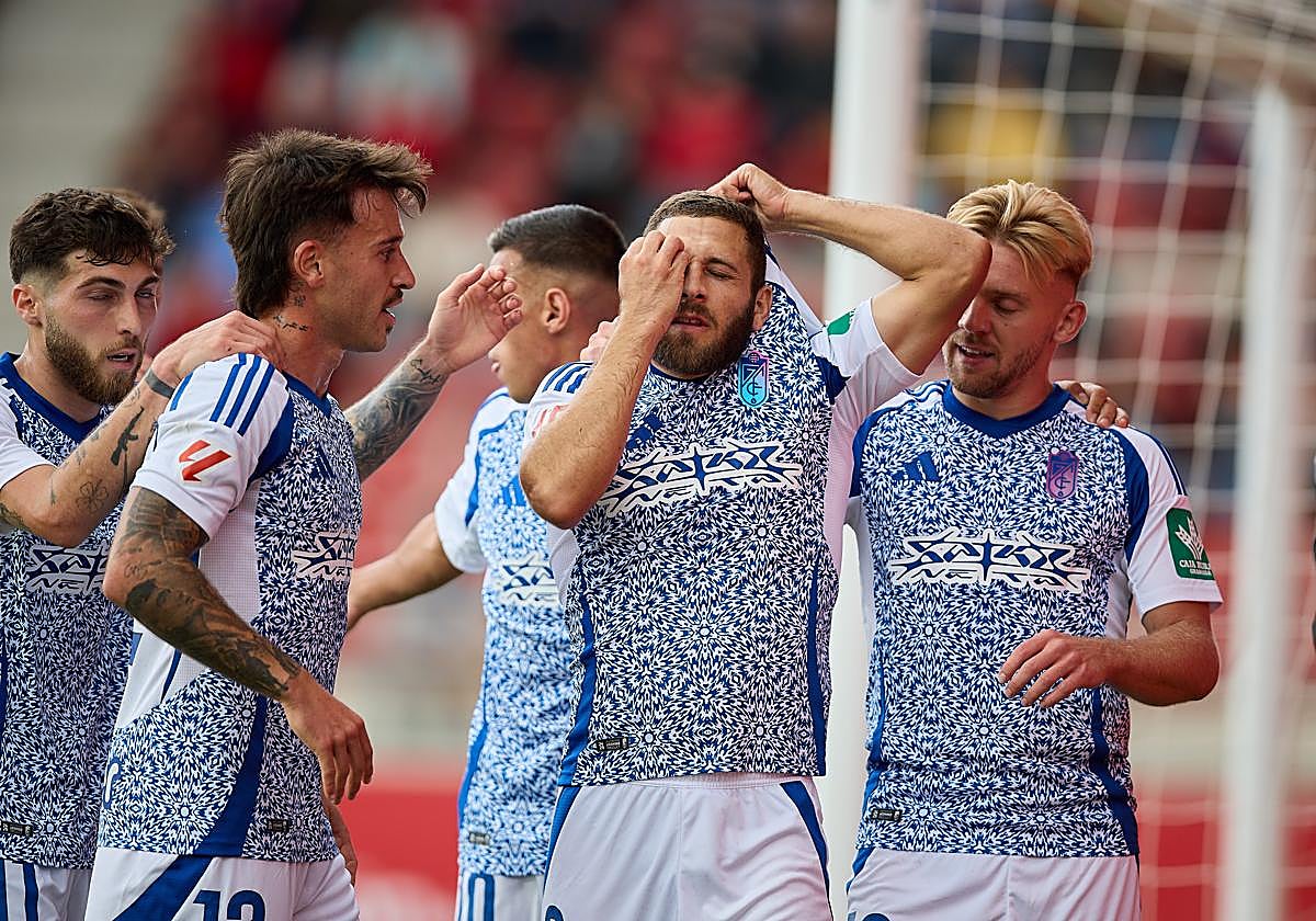 Weissman celebra el gol con sus compañeros.