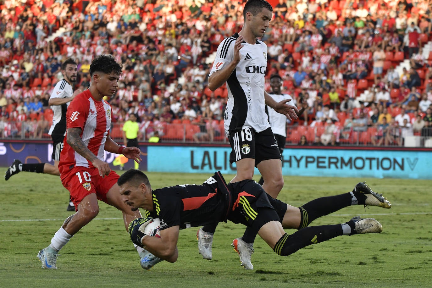 El Almería aprende la lección a tiempo