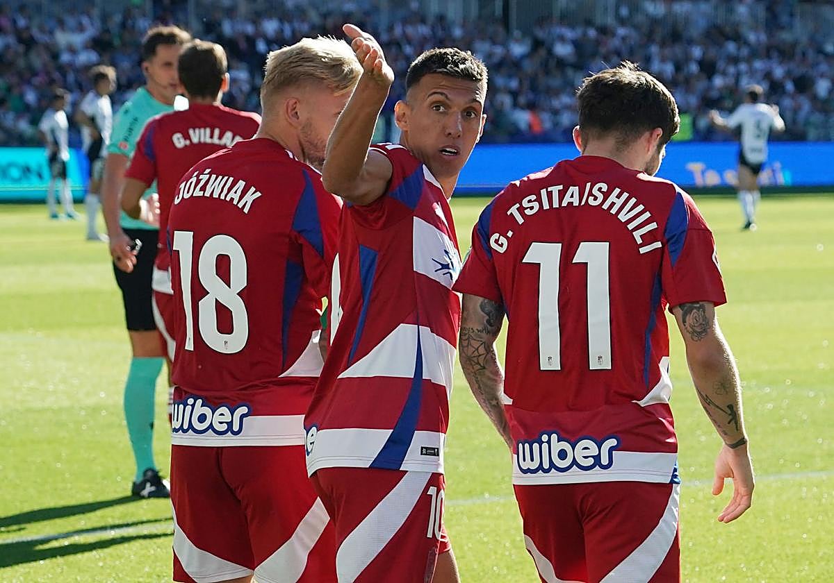 Myrto Uzuni brinda a los aficionados del Granada uno de los goles en Burgos.