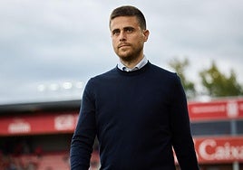 Alessio Lisci camina por Anduva antes del partido.