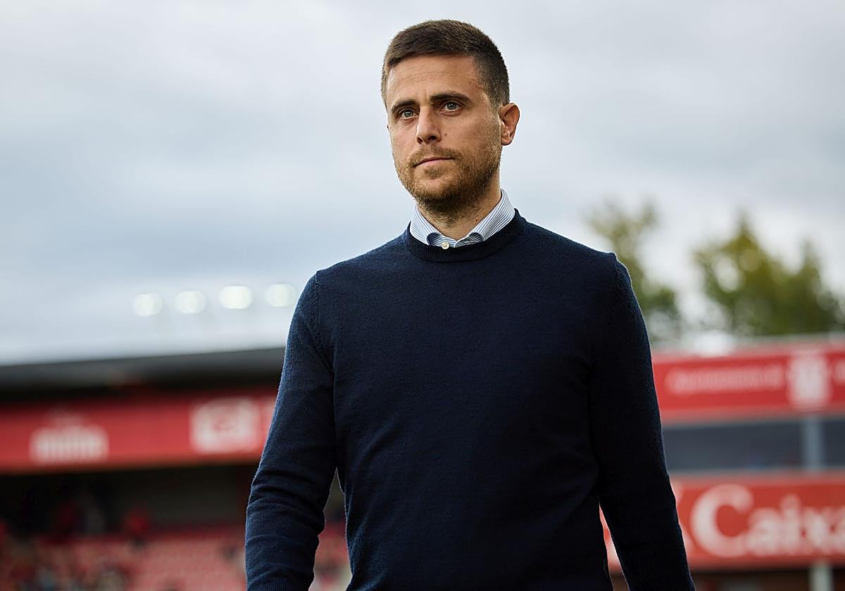 Alessio Lisci camina por Anduva antes del partido.