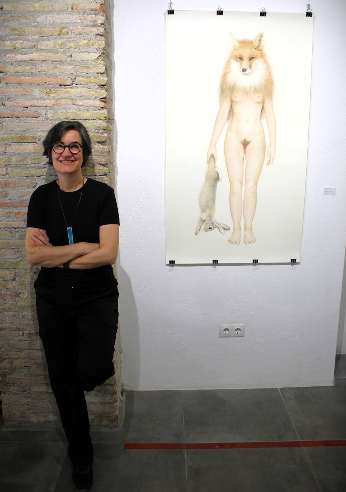 La artista Lola Moral con uno de sus dibujos, titulado 'Ni zorra ni coneja'.