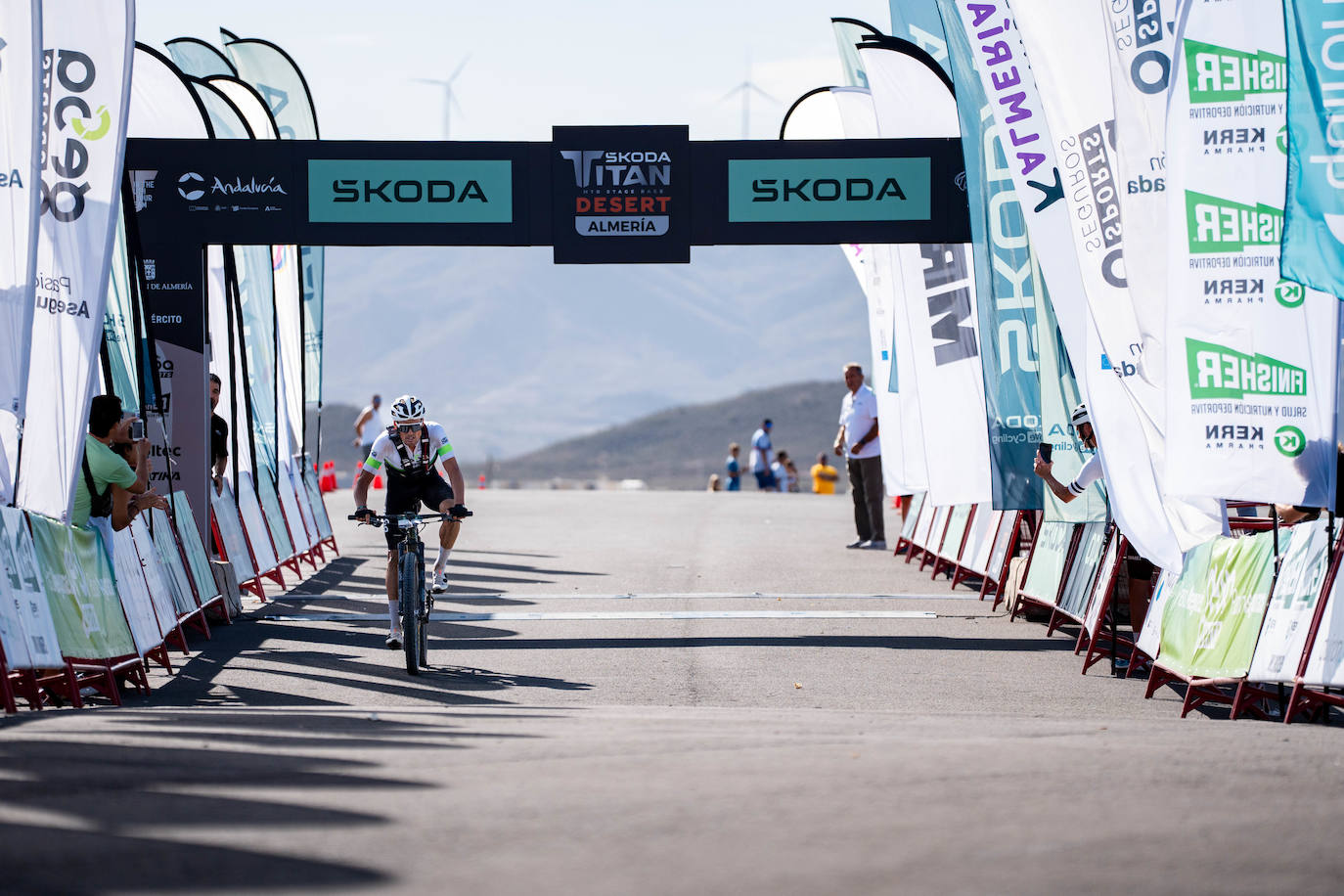 La Škoda Titan Desert luce a Luis León y a Tessa Kortekaas y a Almería