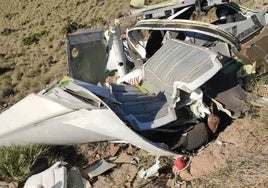 Estado en que quedó el avión siniestrado en el Cerro del Fraile, en Cabo de Gata.