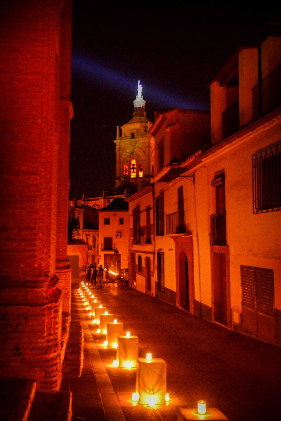 La belleza monumental de Guadix en la noche de las velas