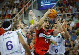 Edgar Vicedo entra a canasta entre Balcerowski y Tyson Pérez en el derbi andaluz de la jornada de la Liga Endesa, en la reapertura del Palacio de los Deportes.