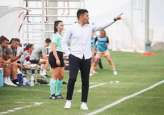 Arturo Ruiz da indicaciones a pie de campo.