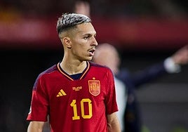 Bryan Zaragoza, durante su convocatoria anterior con la Selección mientras militaba en el Granada.
